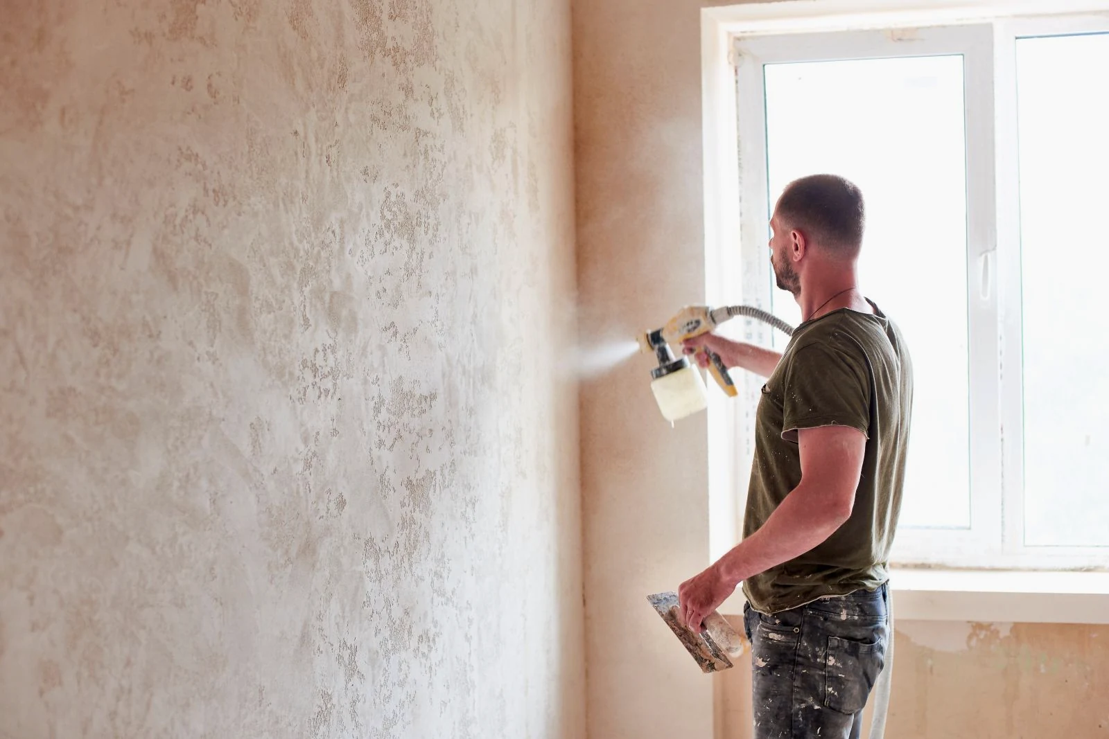 Pintor trabajando en el interior de una vivienda en Navarra