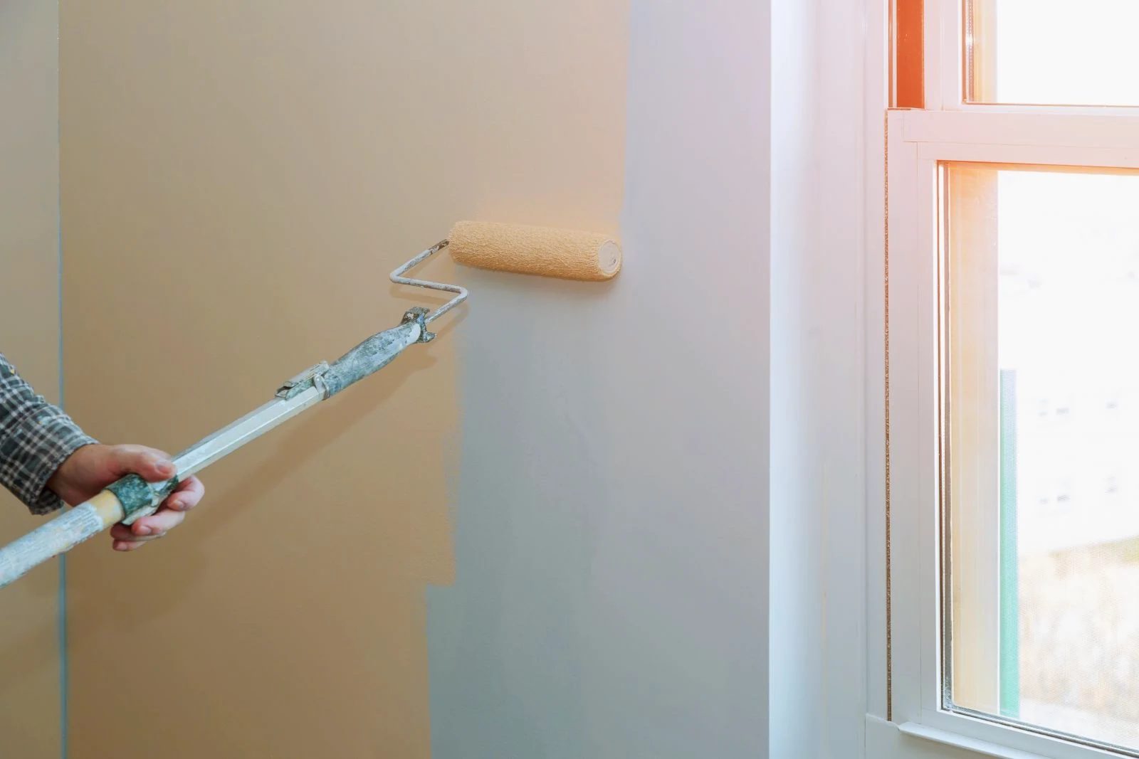Trabajos de pintura en curso en una vivienda de Navarra